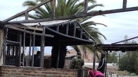 Los Andes | Una familia perdió todo -vivienda incluida- en un incendio en Kilómetro 11 (Guaymallén). Dos mujeres debieron ser rescatadas del interior de la viienda y ahora buscan reconstruir y levantar su casa desde cero.