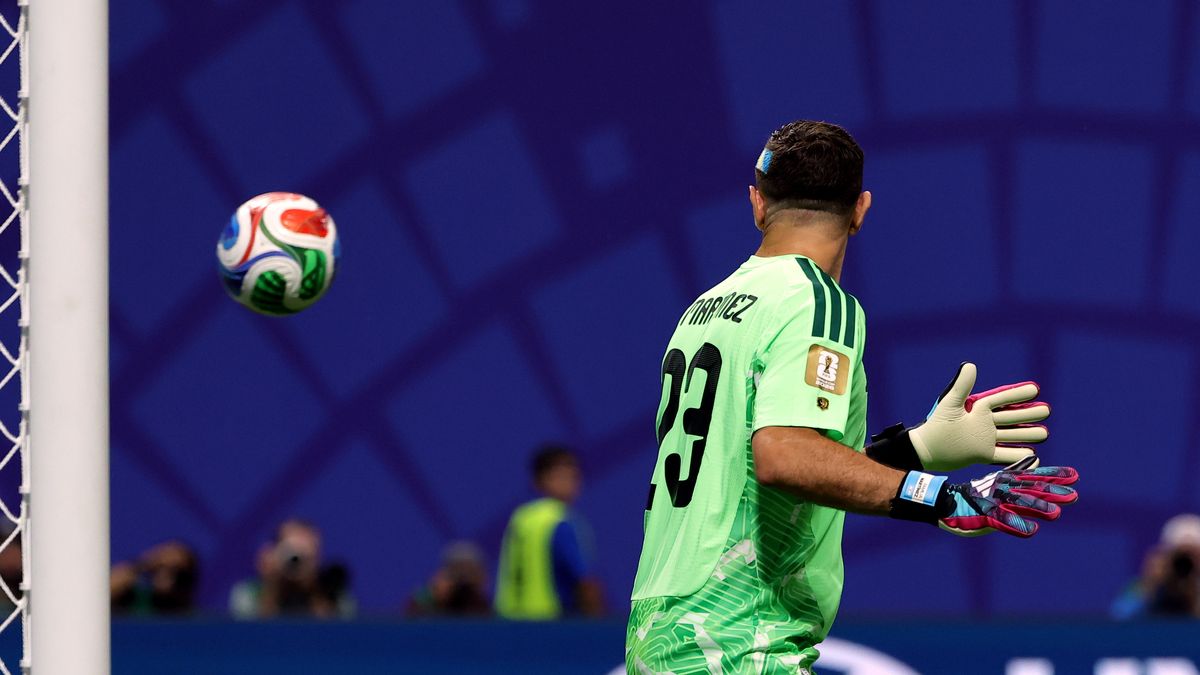 A pesar de los dos goles recibidos, Dibu Martínez logró una importante revancha personal