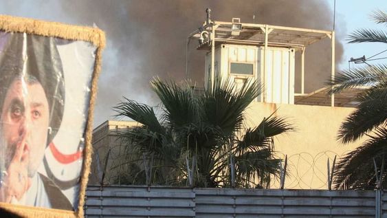 Cientos de manifestantes tomaron e incendiaron la embajada de Suecia en Bagdad, Irak, luego del escándalo por la quema del Sagrado Corán en Estocolmo.