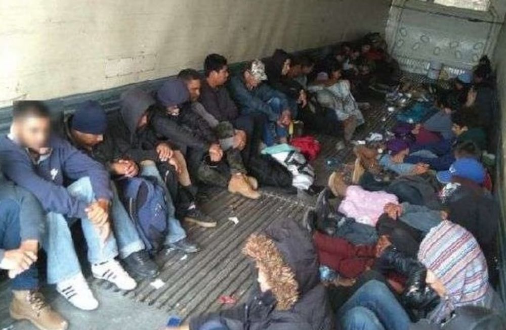 Hallan a 136 migrantes hacinados en un camión en una ruta de México