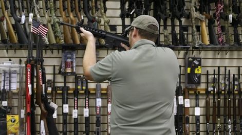 El tema no es el derecho a poseer un arma, sino el desopilante derecho de estar armado hasta los dientes.