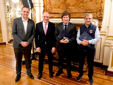 Manuel Adorni, José Luis Espert, Javier Milei y Luis Caputo en la grabación del discurso presidencial.