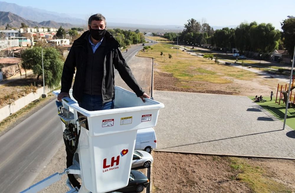 Alto en el cielo: la curiosa foto de Orozco para presentar una grúa en Las Heras