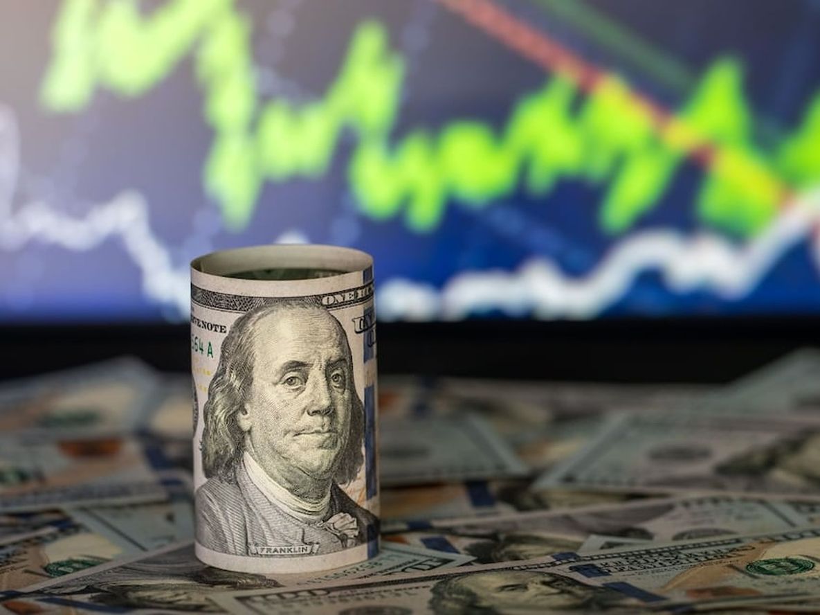 El Gobierno nacional salió al mercado financiero desafiando a quienes sostienen que el acuerdo con el FMI llevara consigo una devaluación y ofrece dos títulos atados a la evolución del dólar