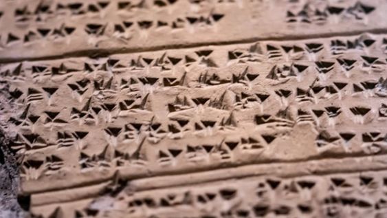 Imagen ilustrativa de una tablilla hitita con escritura cuneiforme. Alrededor de 30 mil tablillas de arcilla del mencionado estado fueron halladas y, actualmente, son expuestas en museos de todo el mundo. Foto: iStock