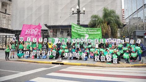 Los Andes | Mujeres de todo el país realizaron hoy una sentada para reclamar a los legisladores y legisladoras nacionales el tratamiento urgente del proyecto que garantice el aborto - Clarín