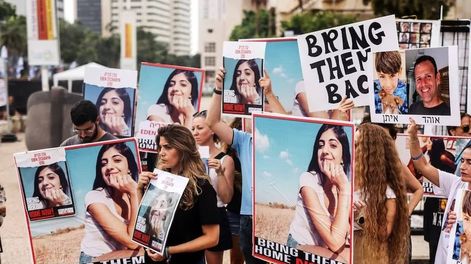 Los Andes | Varias personas sostienen fotos de personas desaparecidas y rehenes que se cree que han sido secuestrados por Hamas (REUTERS/Hadas Parush)