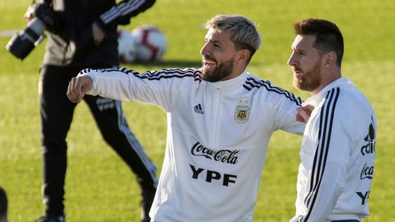 Lionel Messi volverá a jugar junto a su amigo Sergio Kun Agüero en la Selección. Lionel Messi volverá a jugar junto a su amigo Sergio Kun Agüero en la Selección.