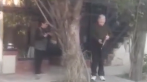 Grabó un video mientras discutía con su vecino y recibió un disparo