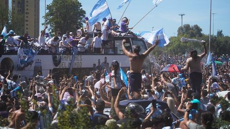 A un vendedor ambulante se le cayó su mercadería en pleno festejo en Buenos Aires y los hinchas lo ayudaron a recuperarla. / Foto: Clarín