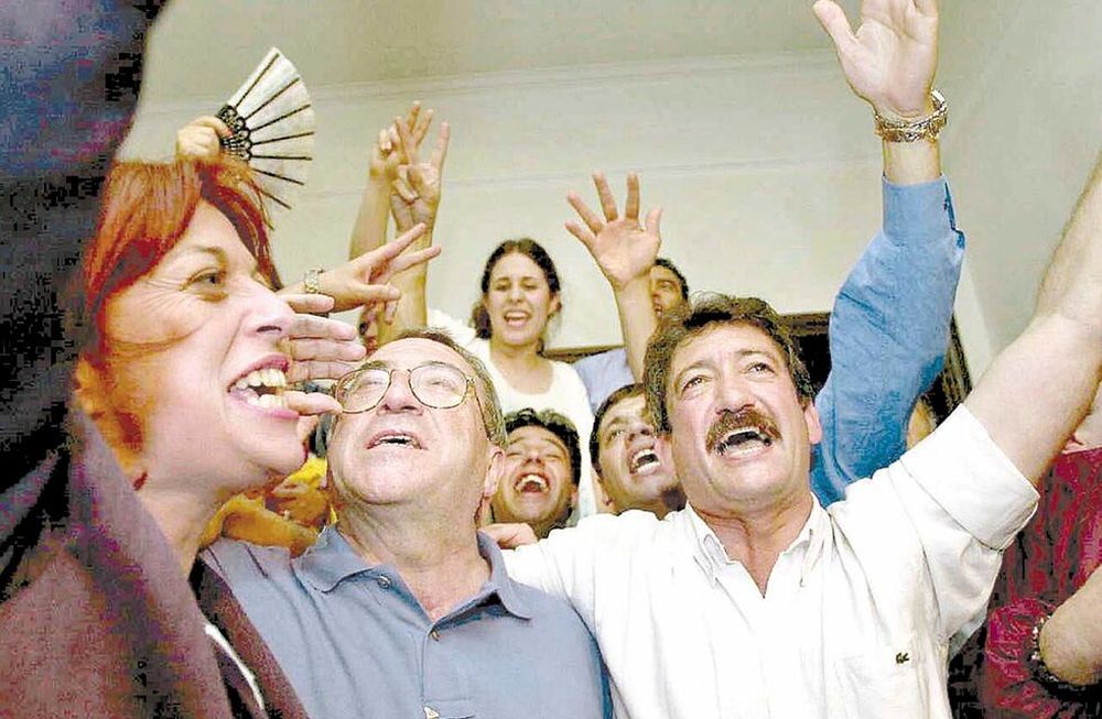 Marital Perceval, Jorge Pardal y Guillermo Amstutz desatan la euforia tras la victoria en las elecciones de 2001, última legislativa que ganó el PJ.