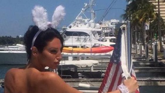 Re zarpada: Vicky Xipolitakis se sacó toda la ropa en pleno Miami