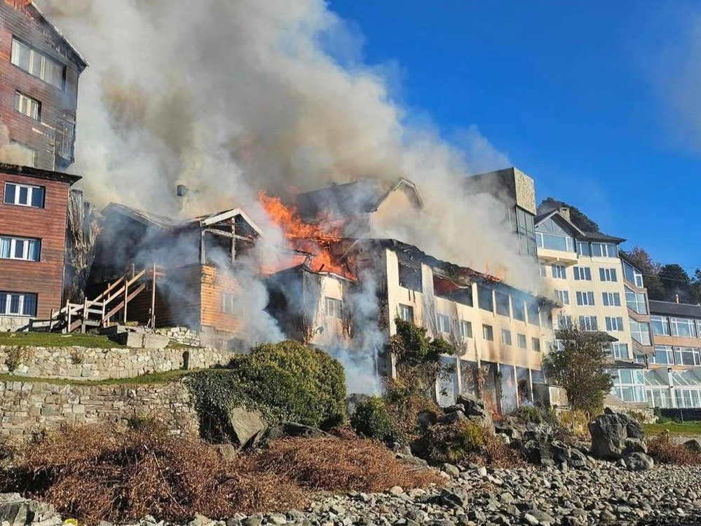 Un impactante incendio afectó a un hotel de Bariloche