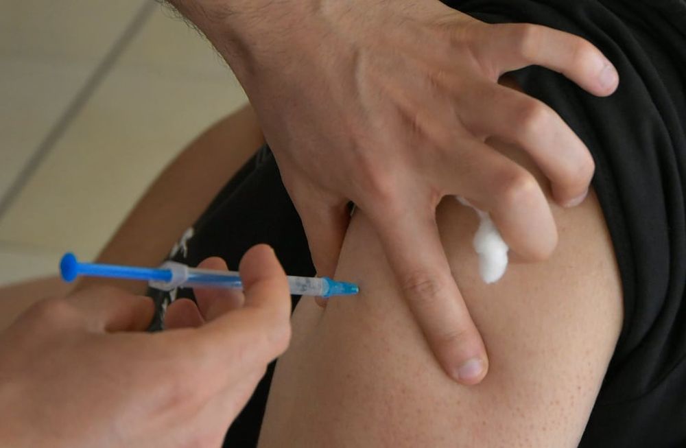 La mujer fingía que les aplicaba la vacuna y les daba el certificado de vacunación a cambio de 400 euros. - Imagen ilustrativa / Los Andes