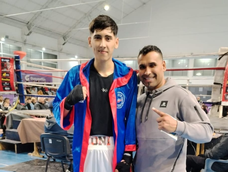 Entre sus pupilo, el ex campeón mundial pluma, tiene a su hijo Axel quien debutó entre los amateurs hace un par de meses. &nbsp; &nbsp;
