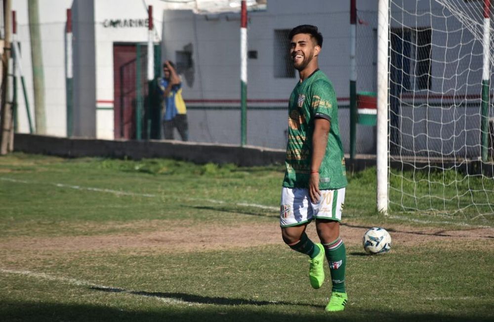 Golazo. Cristian Gautier festeja el segundo tanto del Deportivo Guaymallén, que derrotó 2-1 al CEC en la cancha de Beltrán. / Prensa Guaymallén.