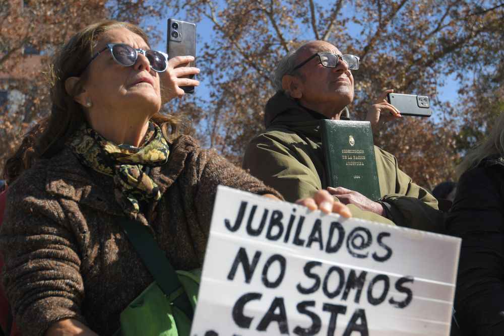 Marcha de jubilados por las calles del centro de Mendoza. Cientos de personas se manifestaron en contra del veto del presidente de Milei a las leyes que aumentan el salario de los jubilados y declaran la emergencia en discapacidad. 