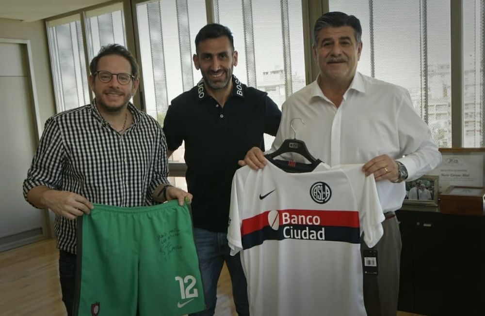 El corazón cuervo es lo único que une la grieta. El lunes, el senador Lucas Ilardo y el vicegobernador Mario Abed, participaron del un homenaje al arquero de San Lorenzo Sebastián Torrico. Foto: Orlando Pelichotti