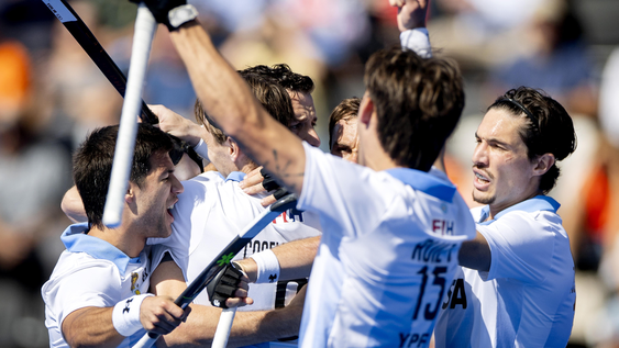 Nicolas Della Torre de Argentina celebra el gol 2-0 durante el partido del Grupo E masculino Argentina contra India en la Copa Mundial de Hockey sobre Césped