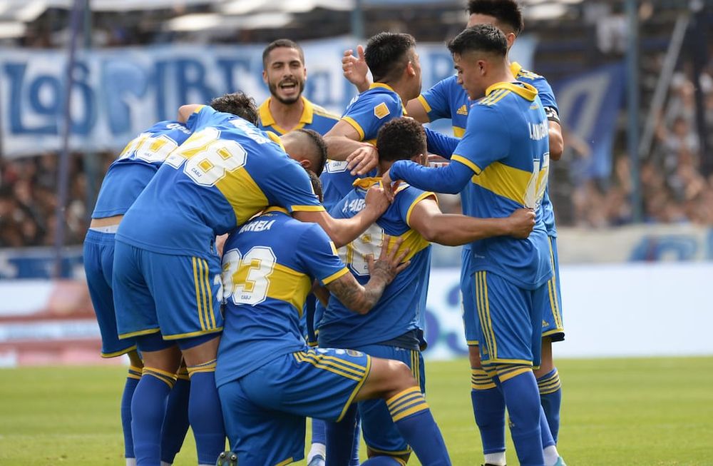Boca y el festejo de uno de sus goles ante Gimnasia en La Plata. (Fotobaires).