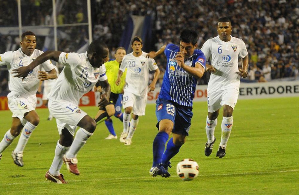 Ariel Rojas maniobra entre defensores de la Liga de Quito, el primer rival internacional que tuvo Godoy Cruz en la Copa Libertadores / José Gutiérrez- Los Andes.