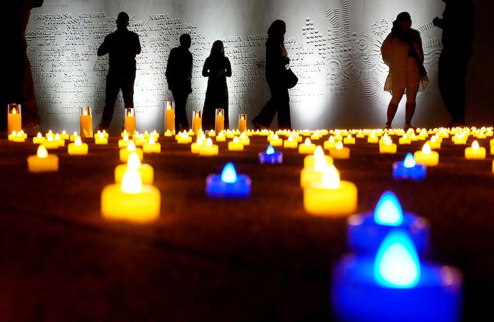 La comunidad judía de Los Ángeles y líderes interreligiosos celebran una ceremonia de encendido de velas para conmemorar el momento exacto del primer aniversario desde que Hamas encabezó los ataques contra Israel el 7 de octubre, en una ceremonia en el Museo de la Tolerancia en Los Ángeles el domingo 6 de octubre de 2024. (Foto AP/Damian Dovarganes)