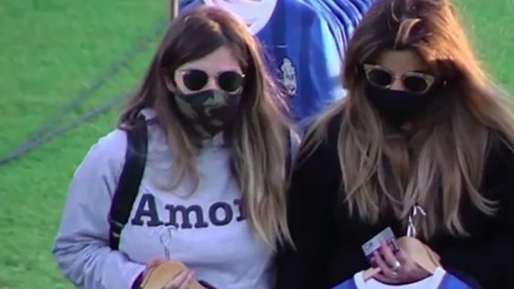 Dalma y Giannina, hijas del 10, estuvieron presentes en el homenaje del Lobo a su exDT.