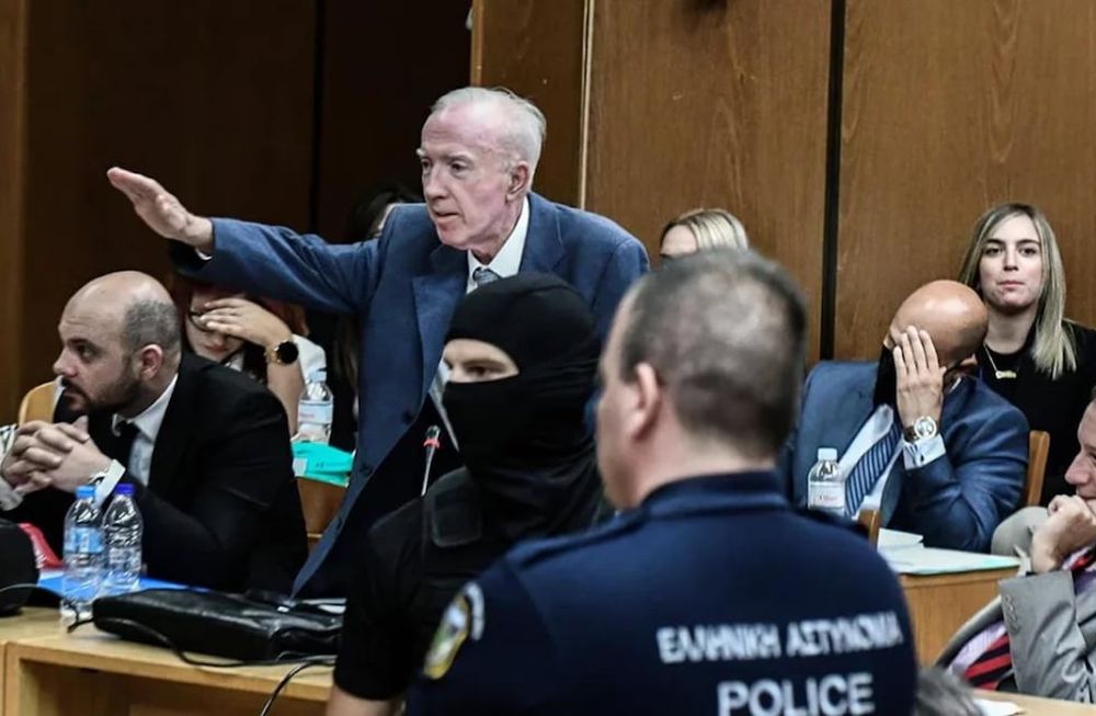 Kostas Plevris haciendo el saludo nazi. Foto: Web