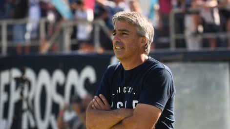 Los Andes | Gabriel Gómez, DT Azul, firmó contrato por tres años. Sueña con el ascenso / José Gutiérrez (LOS ANDES).