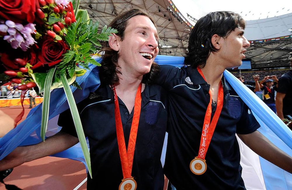Télam Beijing China 23/08/08 - Argentina le ganó a Nigeria en Beijing y es bicampeón olímpico, los jugadores del seleccionado de fútbol, Lionel Messi y Sergio Aguero, festejan en el estadio nacional de Beijing. Foto: Wu Xiaoling/Télam/