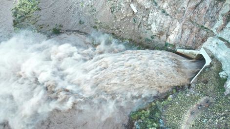 Concluyeron las maniobras de mantenimiento del descargador de fondo del Dique Potrerillos