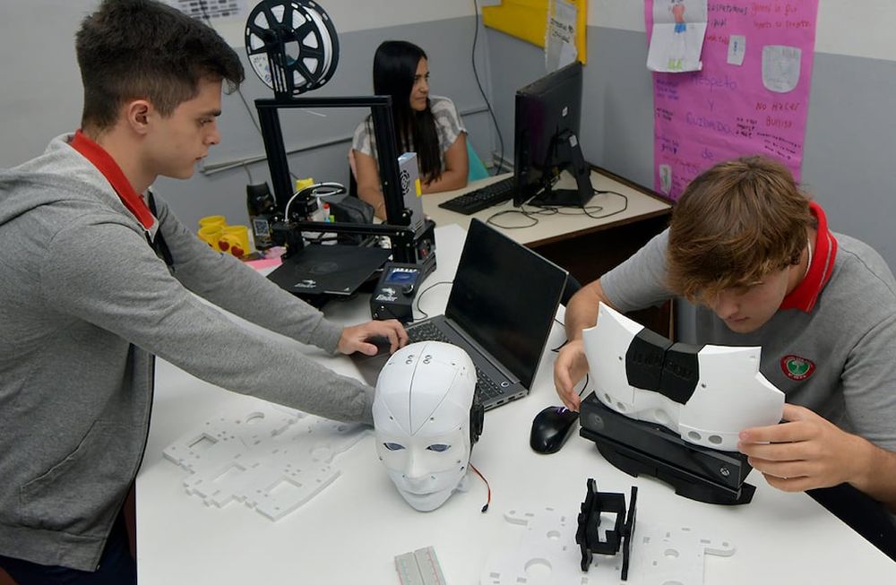Santiago Vázquez y Juan Ledesma, de la escuela Edison, trabajan en un proyecto de inteligencia artificial para lengua de señas. | Foto : Orlando Pelichotti / Los Andes