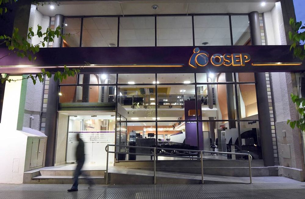 Las demoras se generan en los sitios externos que realizan análisis. La ocupación de camas de terapia es tan alta que se acumulan pacientes asistidos en la guardia de El Carmen.