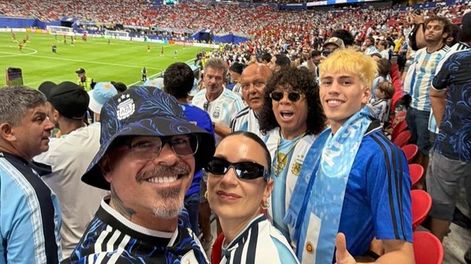 Carlos La Mona Jiménez fue uno de los tantos famosos que ven los partidos de Argentina en el Mundial 2026