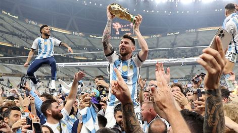 Lusail (Qatar), 18/12/2022.- Lionel Messi of Argentina (C) lifts the trophy as he celebrates with teammates and fans winning the FIFA World Cup 2022 Final between Argentina and France at Lusail stadium, Lusail, Qatar, 18 December 2022. (Mundial de Fútbol, Francia, Estados Unidos, Catar) EFE/EPA/Tolga Bozoglu