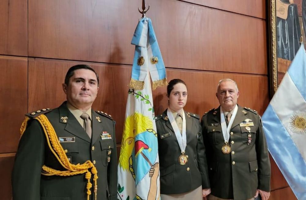 Junto al agregado militar de la embajada argentina en Lima, Coronel Roberto Cardoso, la subteniente Juliana Cabrera Mingorance y el Teniente Coronel Gabriel Cabrera, los mendocinos que hicieron la entrega de la Bandera del Ejército de los Andes al Ejército del Perú.