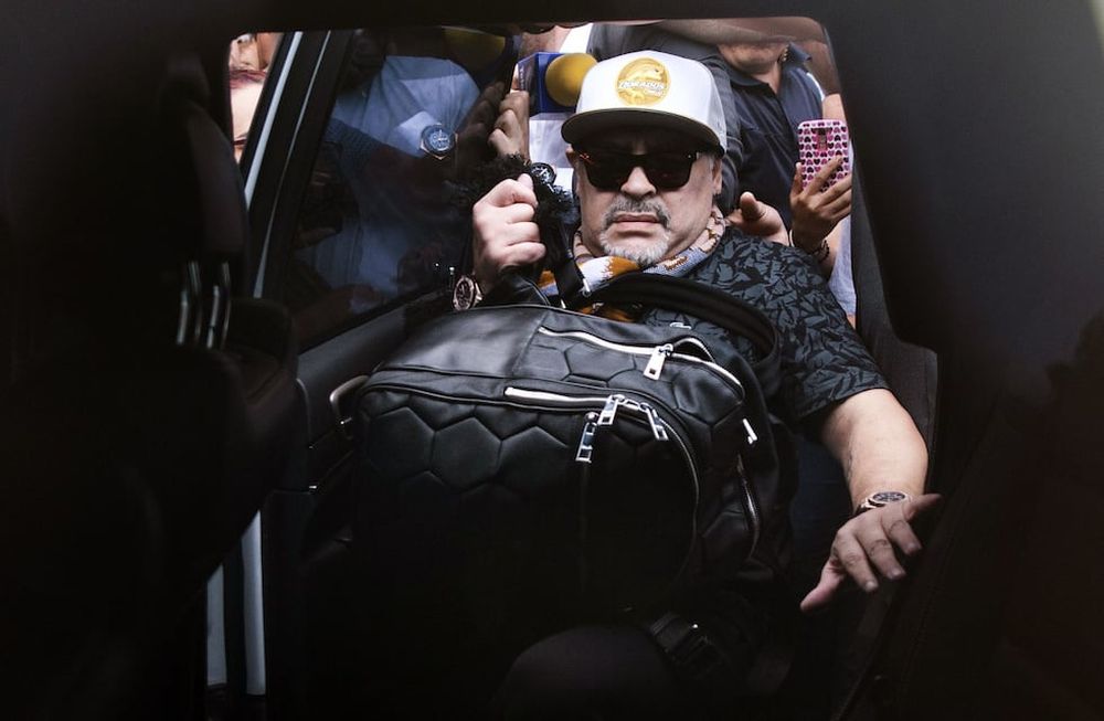 Maradona y sus primeros problemas en México: futuros vecinos bloquearon su mudanza