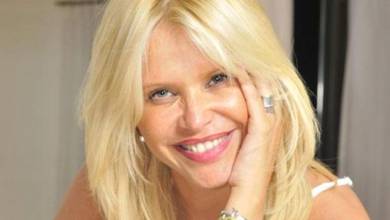 Nazarena Vélez deleitó con fotos retro en una fiesta de la espuma