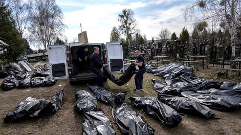Los Andes | Trabajadores del cementerio descargan los cuerpos de los civiles asesinados desde una camioneta en el cementerio de Bucha, en las afueras de Kiev. (AP /Rodrigo Abd)