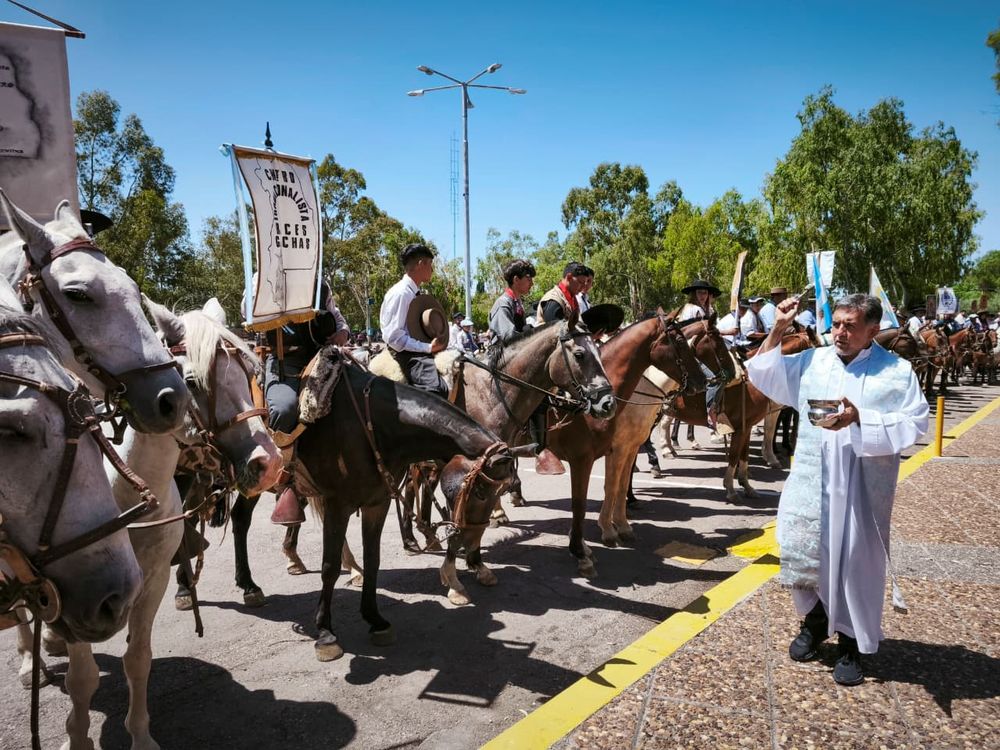 Fieles en la iglesia de El Challao por el día de la Virgen de Lourdes 