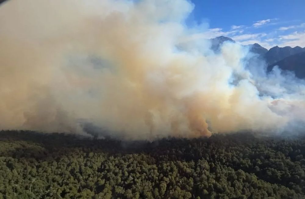 El Servicio Nacional de Manejo del Fuego desplegó diversos medios aéreos, incluyendo aviones hidrantes y un helicóptero, para combatir el incendio