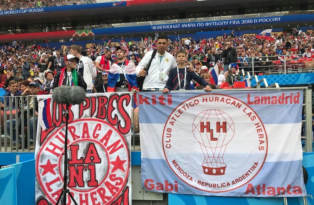 El hincha que puso la bandera de Huracán LH en Rusia: El trapo nos llevará a la final