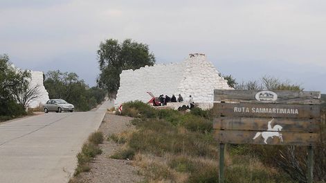 Los Andes | En el kilómetro 36 de la ruta 52, se encuentran los dos murallones blancos que identifican el sitio del monumento. El sitio se utiliza usualmente para la realización de picnics antes de seguir la trepada a los caracoles.