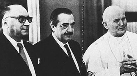 El Papa Juan Pablo II con el entonces presidente Raúl Alfonsín en tiempos en que se firmó el Tratado de Paz con Chile por el Canal del Beagle.