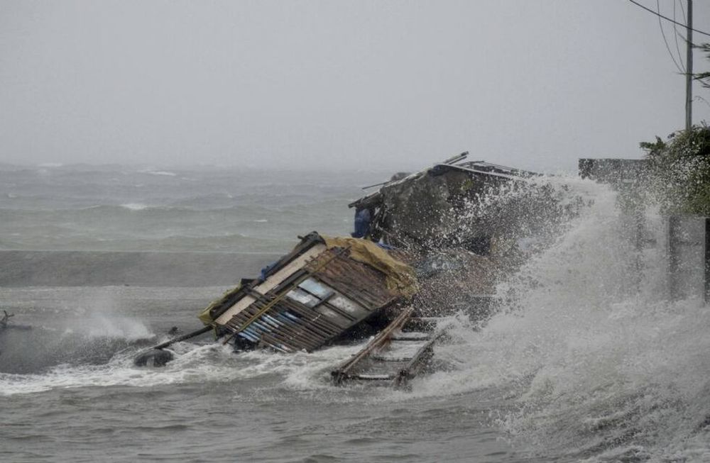 Tres muertos y 125 mil evacuados por huracán Hayan en Filipinas
