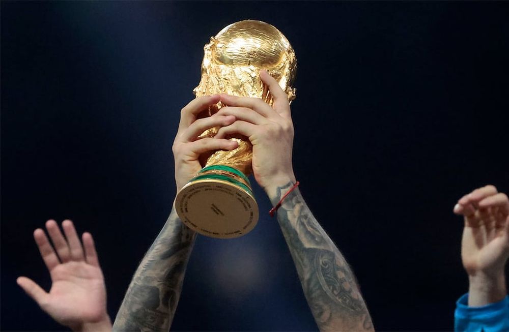 GR7042. LUSAIL (CATAR), 18/12/2022.- Fotografía del trofeo de la Copa del Mundo levantado por un jugador de Argentina hoy, en la final del Mundial de Fútbol Qatar 2022 entre Argentina y Francia en el estadio de Lusail (Catar). EFE/ Juan Ignacio Roncoroni