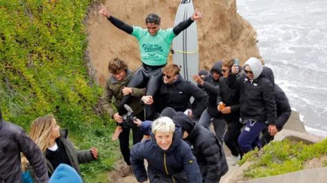 Así, en andas, lo subieron por los acantilados. El mítico lugar del surf argentino le agregó su toque a la definición del torneo. / Gentileza: Juan Mariano Antunez.