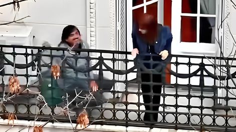 Cristina Kirchner en el balcón: quién es el hombre que la acompañaba en sus apariciones