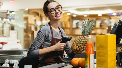 La FAECyS acordó con las cámaras empresarias un aumento salarial para empleados de comercio.