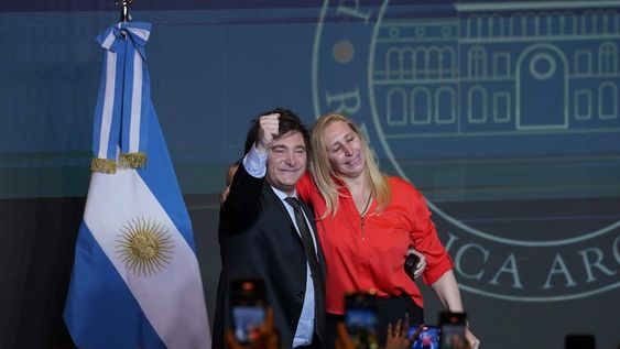 Javier Milei desde el búnker de La Libertad Avanza, tras el triunfo en el balotaje. (Gentileza Clarín)